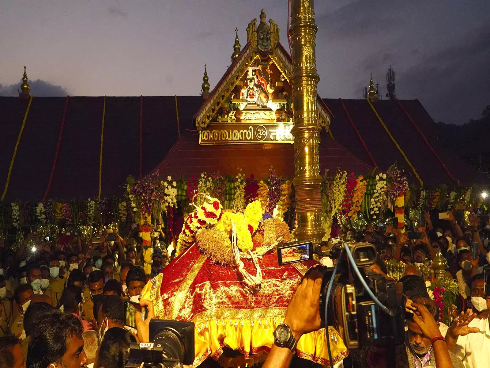 सबरीमाला मंदिर सोना-प्लेटिंग विवाद में उन्नीकृष्णन पोट्टी पर आरोप सबरीमाला मंदिर सोना-प्लेटिंग विवाद में उन्नीकृष्णन पोट्टी पर आरोप