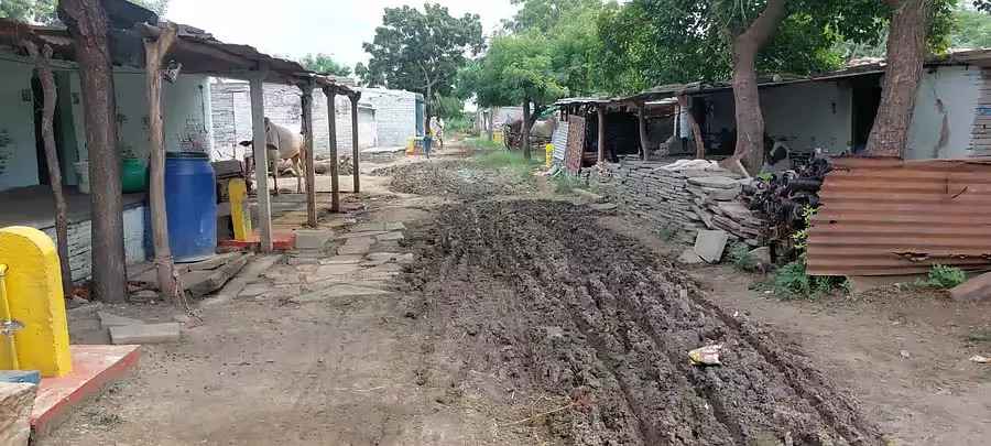 सिंधुगेरी सड़कों और सुविधाओं से वंचित: बरसात के मौसम में ग्रामीण घरों में नजरबंद सिंधुगेरी सड़कों और सुविधाओं से वंचित: बरसात के मौसम में ग्रामीण घरों में नजरबंद