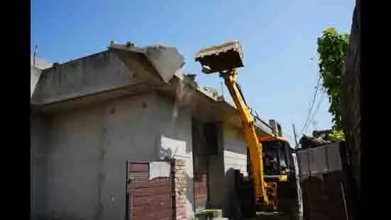 Kapurthala: ड्रग तस्करी के आरोपी दंपति का अवैध घर ध्वस्त Kapurthala: ड्रग तस्करी के आरोपी दंपति का अवैध घर ध्वस्त