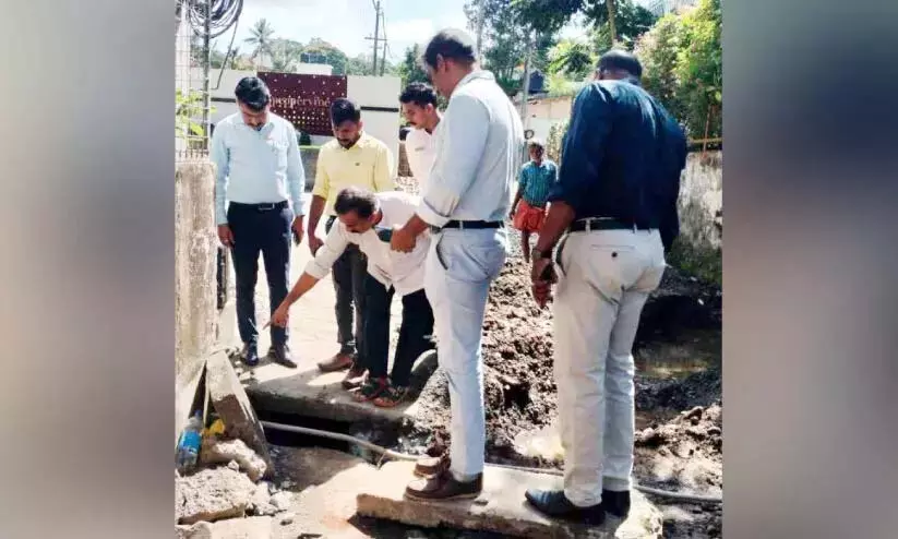 शौचालय का कचरा नालियों में बह रहा; थेक्कडी में तीन होटल बंद करने का नोटिस शौचालय का कचरा नालियों में बह रहा; थेक्कडी में तीन होटल बंद करने का नोटिस