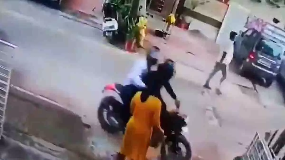 Ghaziabad: पिस्तौल दिखाकर बाइक सवार बदमाशों ने महिला की चेन छीनी Ghaziabad: पिस्तौल दिखाकर बाइक सवार बदमाशों ने महिला की चेन छीनी