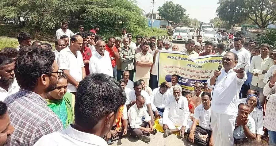 Shahabad : सड़क मरम्मत की मांग को लेकर प्रदर्शन Shahabad : सड़क मरम्मत की मांग को लेकर प्रदर्शन
