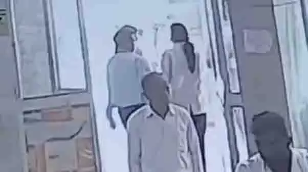 Ajmer: इंटर्न डॉक्टर ने बुजुर्ग मरीज को कथित रूप से बार-बार थप्पड़ मारे Ajmer: इंटर्न डॉक्टर ने बुजुर्ग मरीज को कथित रूप से बार-बार थप्पड़ मारे
