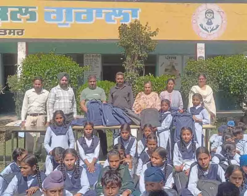 Lala Prabhudayal Trust ने बाढ़ प्रभावित छात्रों को स्कूल किट वितरित की Lala Prabhudayal Trust ने बाढ़ प्रभावित छात्रों को स्कूल किट वितरित की