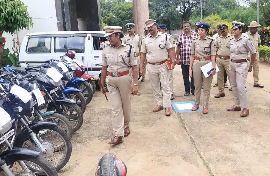 Karnataka : 14 लोग गिरफ्तार, 22 लाख रुपये की संपत्ति जब्त Karnataka : 14 लोग गिरफ्तार, 22 लाख रुपये की संपत्ति जब्त