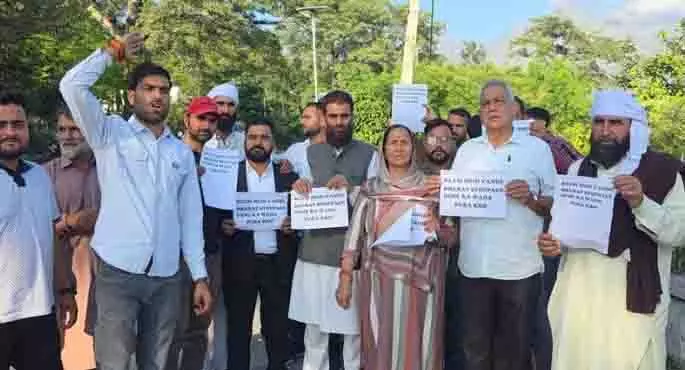 स्थानीय लोगों ने रेलवे अधिकारियों से रियासी में Vande Bharat को रोकने का आग्रह किया स्थानीय लोगों ने रेलवे अधिकारियों से रियासी में Vande Bharat को रोकने का आग्रह किया