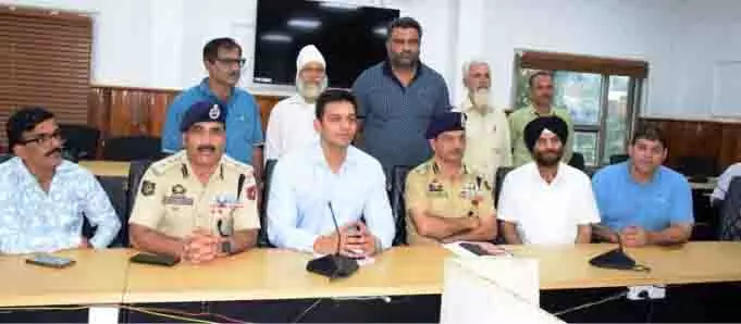 DC Jammu ने शहर के यातायात को आसान बनाने के लिए ई-वाहनों के लिए रंग कोडिंग और ज़ोन लागू किए DC Jammu ने शहर के यातायात को आसान बनाने के लिए ई-वाहनों के लिए रंग कोडिंग और ज़ोन लागू किए