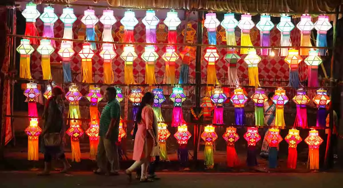 दिवाली की रौनक से चमके Pune के बाज़ार, परंपरा और तकनीक का अनोखा संगम दिवाली की रौनक से चमके Pune के बाज़ार, परंपरा और तकनीक का अनोखा संगम