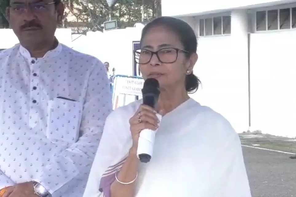 Durgapur gang rape: ममता का सुझाव, लड़कियों को रात में बाहर न जाने दें Durgapur gang rape: ममता का सुझाव, लड़कियों को रात में बाहर न जाने दें