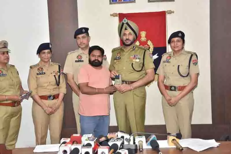 Amritsar: पुलिस ने बरामद 153 मोबाइल फोन मालिकों को लौटाए Amritsar: पुलिस ने बरामद 153 मोबाइल फोन मालिकों को लौटाए