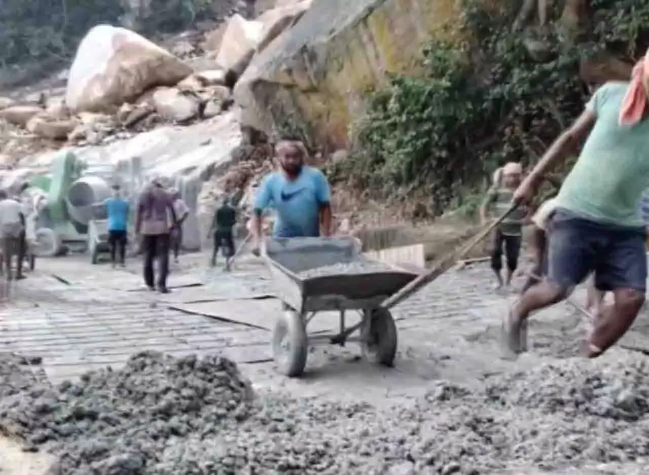 लगातार बारिश से Kandhamal में कलिंग घाट भूस्खलन की मरम्मत में बाधा लगातार बारिश से Kandhamal में कलिंग घाट भूस्खलन की मरम्मत में बाधा