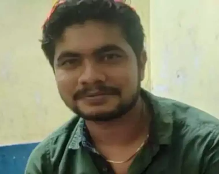 CG: युवक ने ट्रेन के आगे कूदकर की खुदकुशी, शरीर के टुकड़े रेलवे ट्रैक पर मिले CG: युवक ने ट्रेन के आगे कूदकर की खुदकुशी, शरीर के टुकड़े रेलवे ट्रैक पर मिले