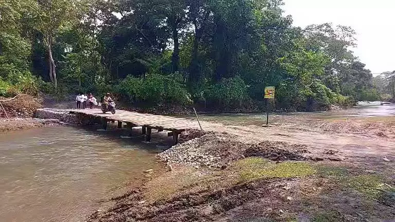 Halong में जलस्तर घटा, अस्थायी पुल फिर से चालू Halong में जलस्तर घटा, अस्थायी पुल फिर से चालू