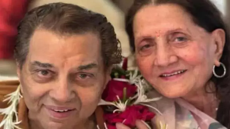 Bobby Deolका खुलासा: धीरूजी अब रहने लगे हैं पहली पत्नी प्रकाश कौर के साथ, हेमा मालिनी अलग रहती हैं Bobby Deolका खुलासा: धीरूजी अब रहने लगे हैं पहली पत्नी प्रकाश कौर के साथ, हेमा मालिनी अलग रहती हैं