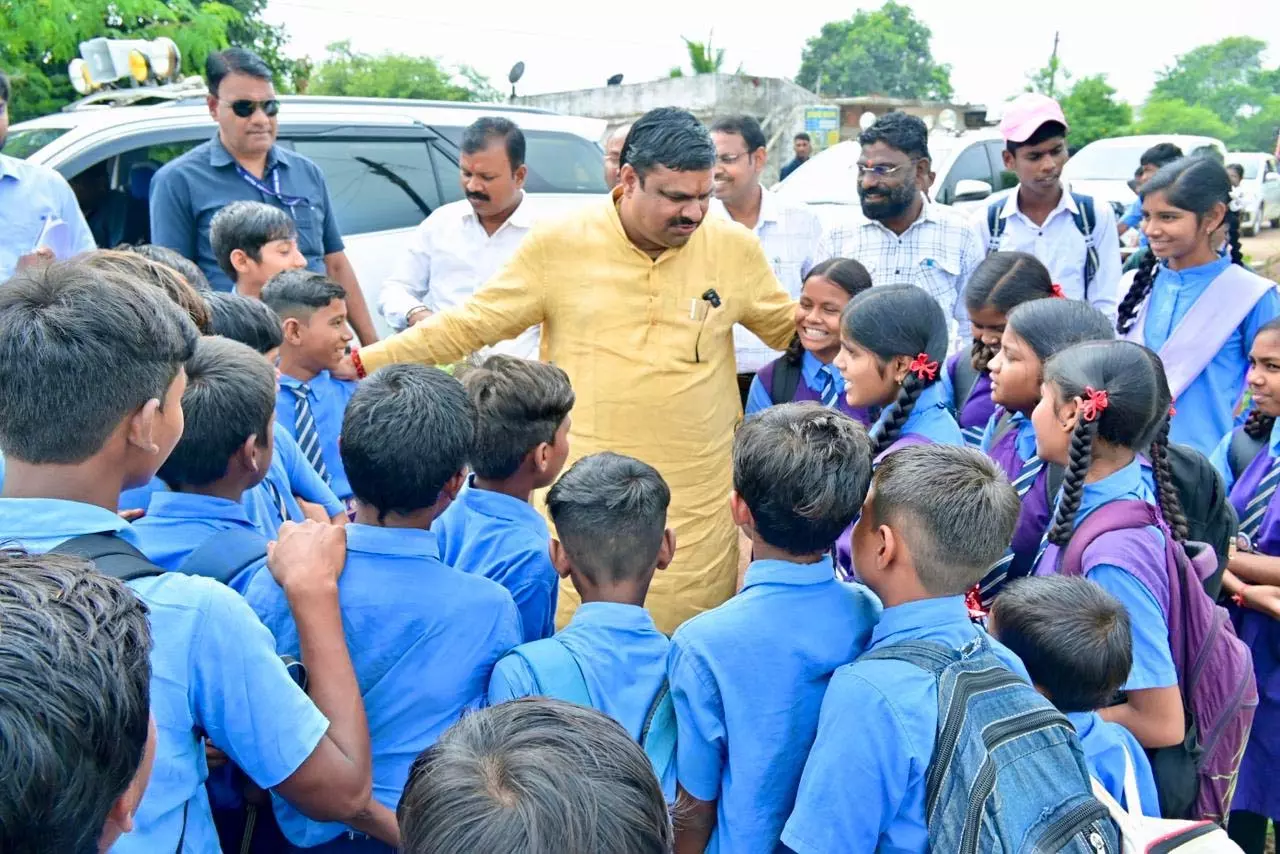 शिक्षा मंत्री गजेन्द्र यादव ने विद्यार्थियों से की आत्मीय भेंट शिक्षा मंत्री गजेन्द्र यादव ने विद्यार्थियों से की आत्मीय भेंट