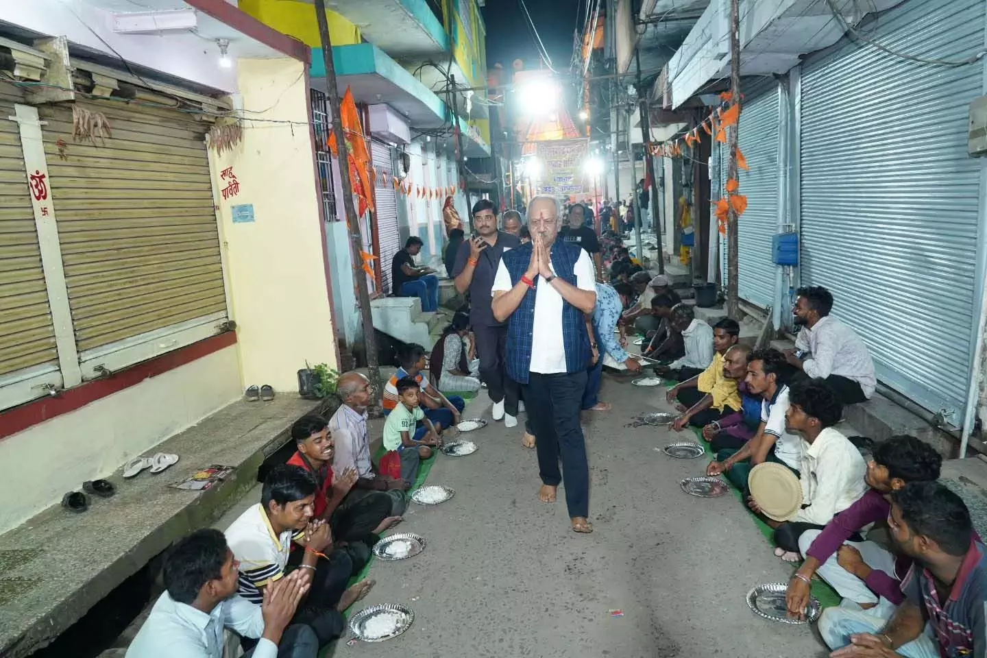 सांसद बृजमोहन अग्रवाल ने हनुमान मंदिर में दर्शन कर भंडारे में लिया हिस्सा सांसद बृजमोहन अग्रवाल ने हनुमान मंदिर में दर्शन कर भंडारे में लिया हिस्सा