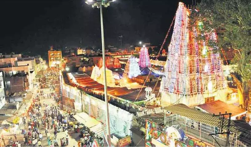 Vemulawada श्री राजराजेश्वर स्वामी मंदिर में दर्शन निलंबन पर BJP और स्थानीय नेता असंतुष्ट Vemulawada श्री राजराजेश्वर स्वामी मंदिर में दर्शन निलंबन पर BJP और स्थानीय नेता असंतुष्ट