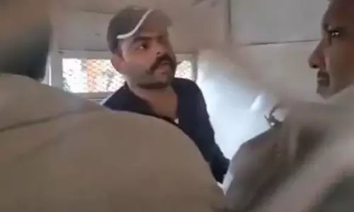 मीडियाकर्मियों से बात करने का मौका दिया आरोपी को, पुलिस अधिकारी सस्पेंड
