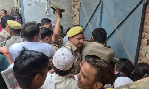 मौलाना की पत्नी और बेटों की हत्या, मस्जिद के आसपास भारी तनाव