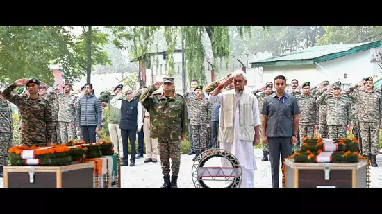 Kokernag operation एलजी ने चरम मौसम से जूझते हुए शहीद हुए दो सैनिकों को श्रद्धांजलि दी Kokernag operation एलजी ने चरम मौसम से जूझते हुए शहीद हुए दो सैनिकों को श्रद्धांजलि दी