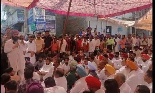 public uproar के बाद दलित प्रधानाध्यापक पर हमला करने के आरोप में चार पर मामला दर्ज