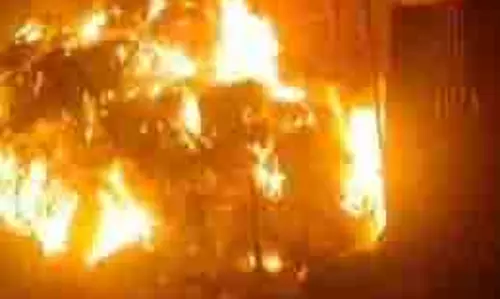 Up News: गलीचा कारखाने में लगी आग, मजदूरों में मची भगदड़ Up News: गलीचा कारखाने में लगी आग, मजदूरों में मची भगदड़