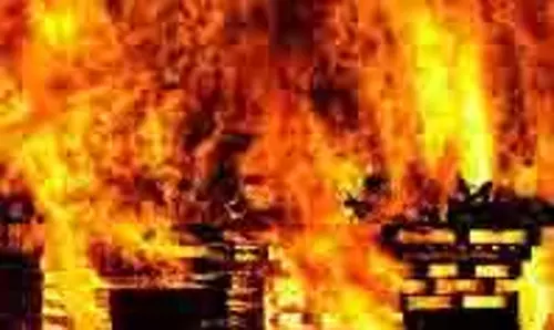 Kanpur: लोको पायलट के घर लगी आग,महिला झुलसी