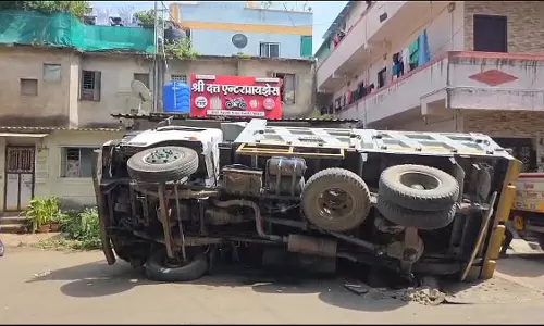Pimpri-Chinchwad: वल्लभ नगर में डंपर पलटने से बाल-बाल बचा युवक