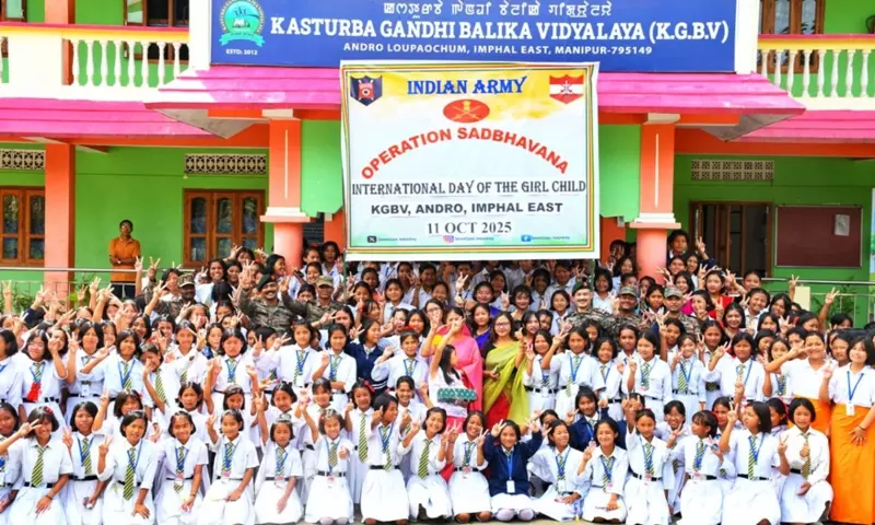 Manipur: भारतीय सेना ने बालिका दिवस पर 300 स्कूली छात्राओं को सैनिटरी किट वितरित कीं Manipur: भारतीय सेना ने बालिका दिवस पर 300 स्कूली छात्राओं को सैनिटरी किट वितरित कीं