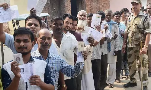 Bihar Assembly Elections: लंबी दूरी और असुरक्षित नौकरियों के कारण प्रवासी मतदान से दूर