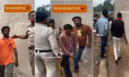 रायपुर में धर्मांतरण के अड्डे का बजरंग दल ने किया भंडाफोड़, पुलिस हिरासत में कई लोग रायपुर में धर्मांतरण के अड्डे का बजरंग दल ने किया भंडाफोड़, पुलिस हिरासत में कई लोग