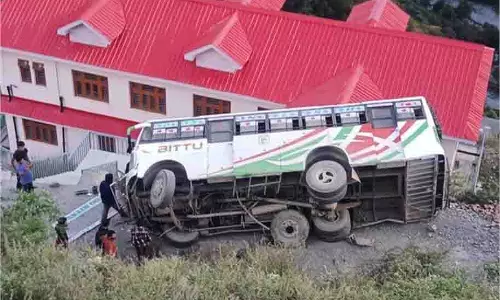 Himachal: बस अनियंत्रित होकर लुढ़की, मचा हड़कंप