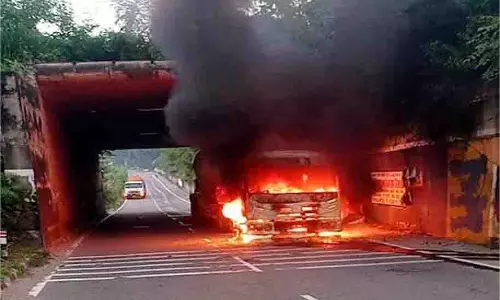 Kangra:सीमैंट भरे टैंकर के कैबिन में लगी भीषण आग, ड्राइवर ने कूदकर बचाई जान Kangra:सीमैंट भरे टैंकर के कैबिन में लगी भीषण आग, ड्राइवर ने कूदकर बचाई जान