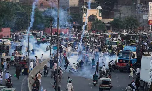 पाकिस्तान में इज़राइल विरोधी प्रदर्शन हिंसक, गोलीबारी में 11 की मौत पाकिस्तान में इज़राइल विरोधी प्रदर्शन हिंसक, गोलीबारी में 11 की मौत