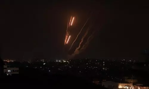 सीमा पर अफ़ग़ान और पाकिस्तानी सेनाओं के बीच गोलीबारी शुरू सीमा पर अफ़ग़ान और पाकिस्तानी सेनाओं के बीच गोलीबारी शुरू