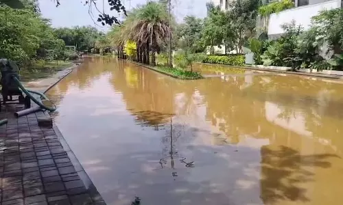भारी बारिश: राजकालुवे का पानी घरों में घुस गया भारी बारिश: राजकालुवे का पानी घरों में घुस गया
