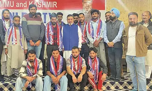 अल्ताफ बुखारी ने बडगाम से नए सदस्यों का अपनी पार्टी में स्वागत किया