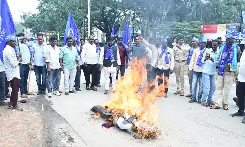 मुख्य न्यायाधीश पर जूता फेंका गया, RPI ने किया विरोध प्रदर्शन मुख्य न्यायाधीश पर जूता फेंका गया, RPI ने किया विरोध प्रदर्शन