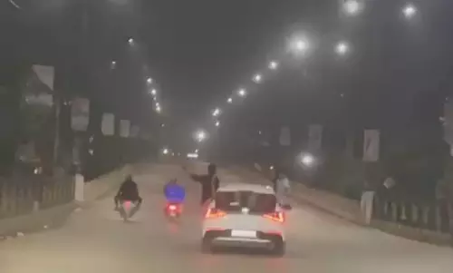 मोवा ओवरब्रिज में रात 2 बजे खतरनाक स्टंट, वीडियो हुआ वायरल मोवा ओवरब्रिज में रात 2 बजे खतरनाक स्टंट, वीडियो हुआ वायरल