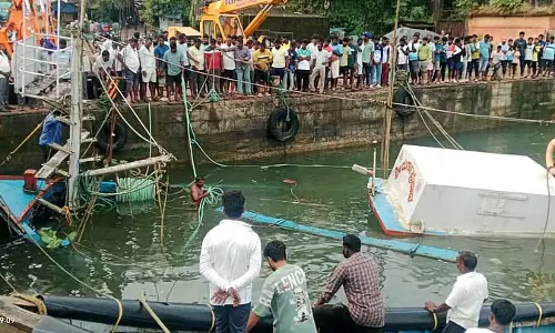 Ankola : मछली पकड़ने वाली नाव का डूबना Ankola : मछली पकड़ने वाली नाव का डूबना