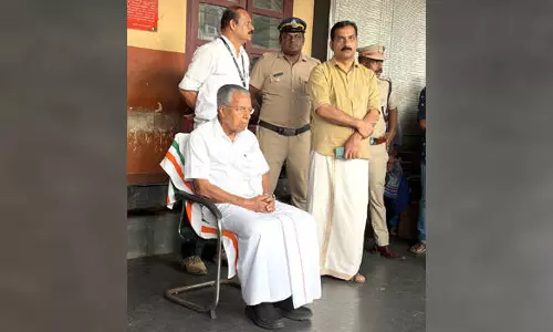 Kerala CM पिनाराई विजयन को ट्रेन की देरी में स्टेशन पर 30 मिनट इंतजार Kerala CM पिनाराई विजयन को ट्रेन की देरी में स्टेशन पर 30 मिनट इंतजार