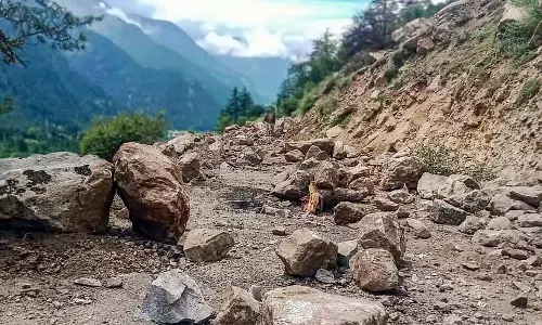 J&K : उधमपुर में भूस्खलन से कई व्यावसायिक संरचनाएं क्षतिग्रस्त