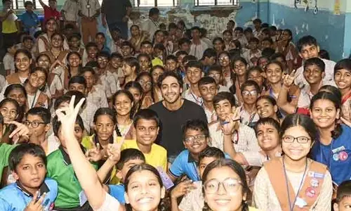 Saiyaara स्टार अहान पांडे ने मुस्कुराहट, गानों और सपनों से मुंबई के एक क्लासरूम को रोशन किया Saiyaara स्टार अहान पांडे ने मुस्कुराहट, गानों और सपनों से मुंबई के एक क्लासरूम को रोशन किया