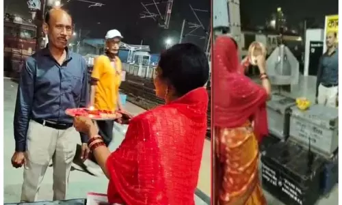 पत्नी ने लोको पायलट पति को नहीं मिली छुट्टी तो स्टेशन पहुंचकर मनाया करवा चौथ, हो रही वीडियो की चर्चा पत्नी ने लोको पायलट पति को नहीं मिली छुट्टी तो स्टेशन पहुंचकर मनाया करवा चौथ, हो रही वीडियो की चर्चा