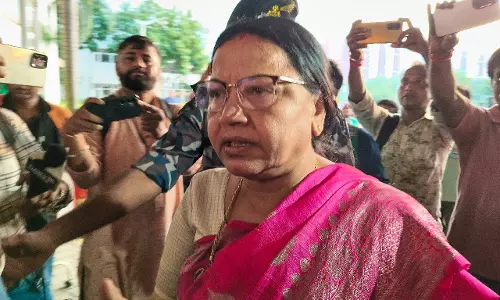 Kolkata: दुर्गापुर सामूहिक बलात्कार: महिला आयोग ने पीड़िता से की मुलाकात Kolkata: दुर्गापुर सामूहिक बलात्कार: महिला आयोग ने पीड़िता से की मुलाकात
