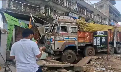 Bolangir में ट्रक गैराज से टकराया, चालक घायल 2 दुकानें क्षतिग्रस्त Bolangir में ट्रक गैराज से टकराया, चालक घायल 2 दुकानें क्षतिग्रस्त