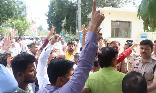 Rohtak एसपी के आवास पर सामाजिक संगठनों ने किया विरोध प्रदर्शन