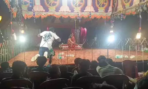 Angul: लक्ष्मी पूजा में दर्शकों ने कलाकारों पर फेंकी पानी की बोतलें Angul: लक्ष्मी पूजा में दर्शकों ने कलाकारों पर फेंकी पानी की बोतलें