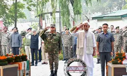 कोकेरनाग में शहीद हुए दो सैनिकों को श्रद्धांजलि दी गई कोकेरनाग में शहीद हुए दो सैनिकों को श्रद्धांजलि दी गई