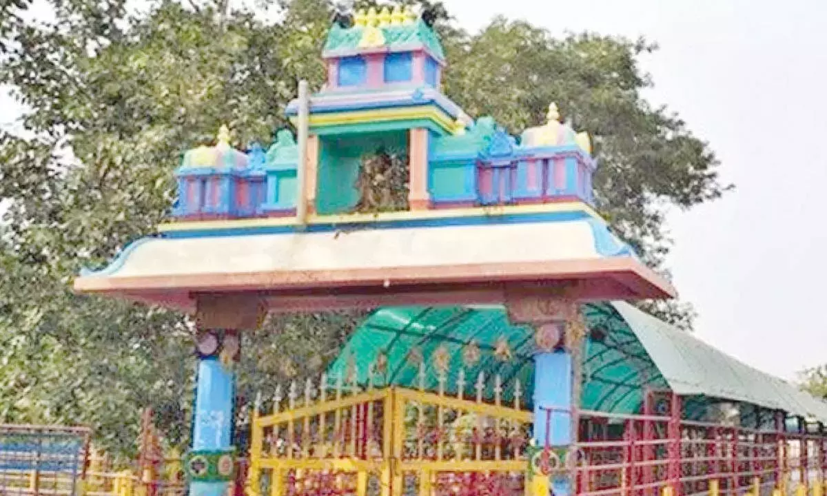 Telangana: मेदाराम मंदिर के फंड को लेकर सुरेखा का पोंगुलेटी से झगड़ा हो गया